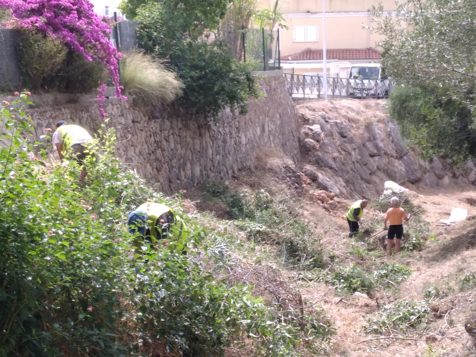 Cullera se prepara para la llegada del otoño y limpia todos los barrancos para evitar inundaciones Cullera se prepara para la llegada del otoño y limpia todos los barrancos para evitar inundaciones
