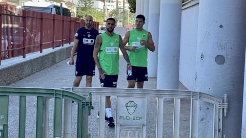 Los futbolistas Omar Mascarell y Diego Gonz&aacute;lez, junto al readaptador Aitor Soler