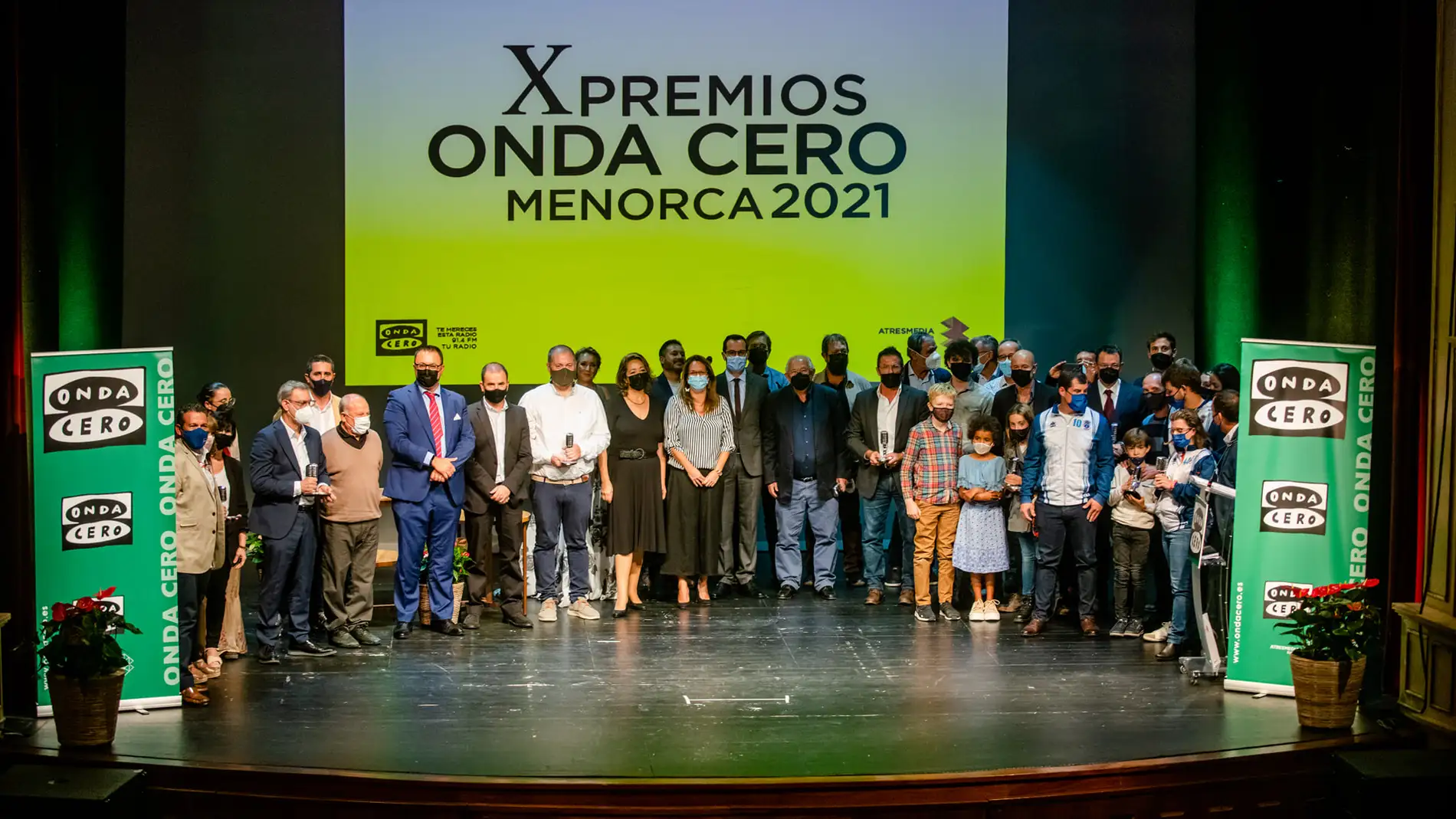 Foto de familia con los galardonados en los X Premios Onda Cero Menorca