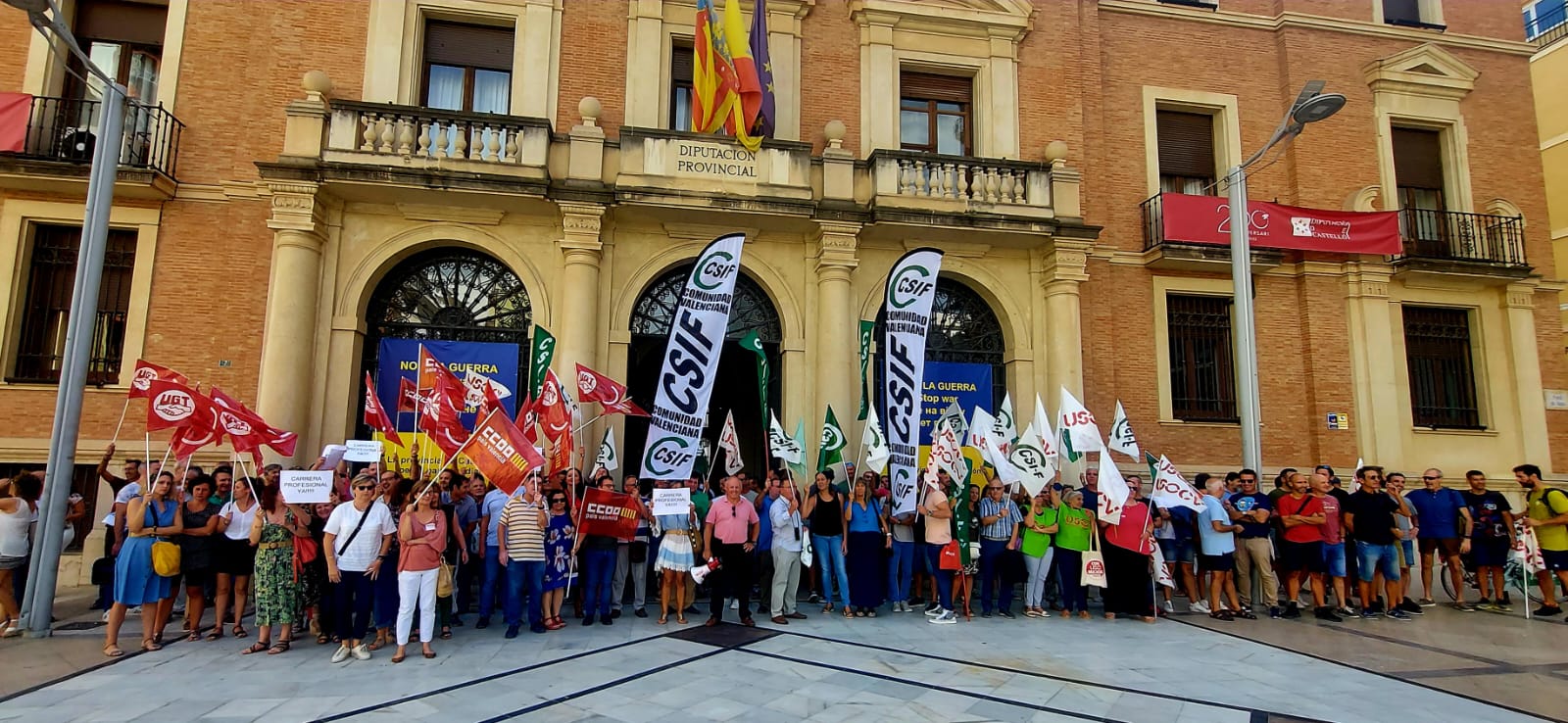 Sindicatos se concentran para denunciar la no implantación de la carrera profesional en la Diputación Sindicatos se concentran para denunciar la no implantación de la carrera profesional en la Diputación