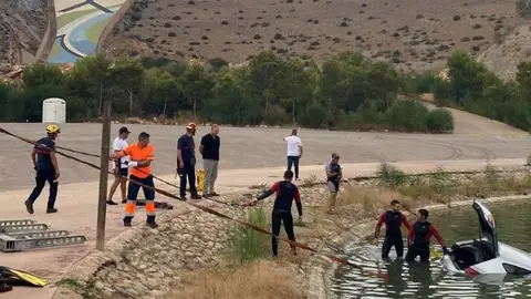 Rescatan a un conductor tras caer al pantano de Cuevas del Almanzora