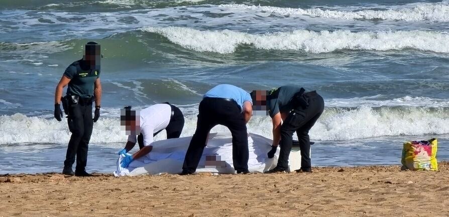 Fallece ahogada una pareja de holandeses en la playa de La Mata de Torrevieja en una jornada de fuerte levante Fallece ahogada una pareja de holandeses en la playa de La Mata de Torrevieja en una jornada de fuerte levante