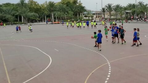 La Escuela Deportiva Municipal del Club Balonmano Elche entrena los martes y jueves en el Polideportivo El Pla