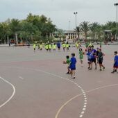 La Escuela Deportiva Municipal del Club Balonmano Elche entrena los martes y jueves en el Polideportivo El Pla