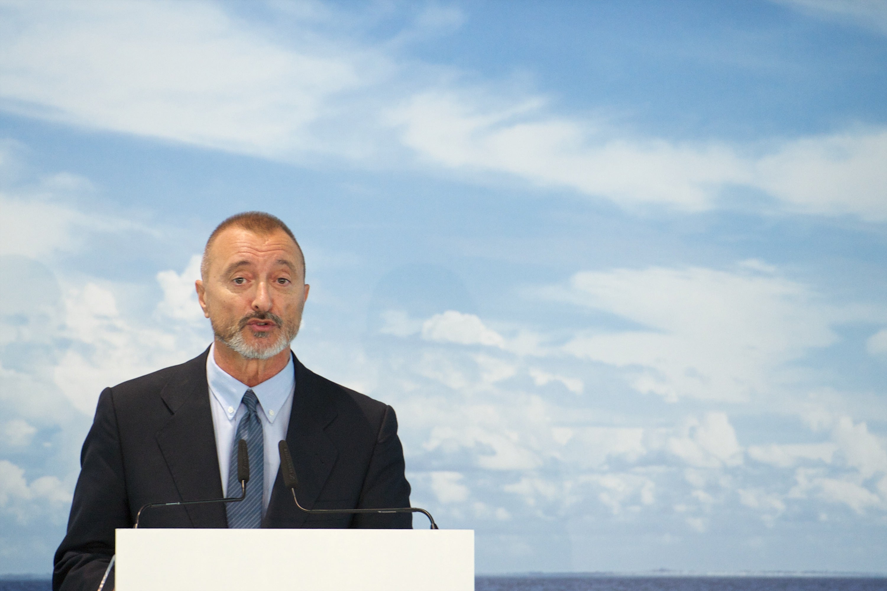 El vídeo viral sobre la educación que ha compartido Pérez-Reverte: "El cole en 2027" El vídeo viral sobre la educación que ha compartido Pérez-Reverte: "El cole en 2027"