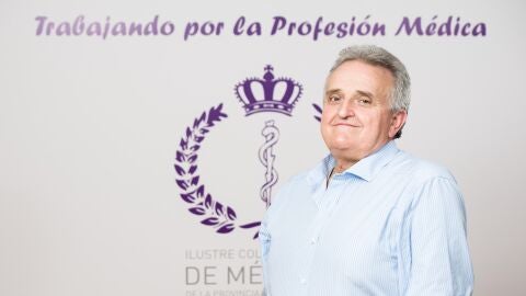 Jos&eacute; Mar&iacute;a Brihuega, secretario del Colegio Oficial de M&eacute;dicos de Guadalajara y m&eacute;dico de familia con una discapacidad de movilidad reducida