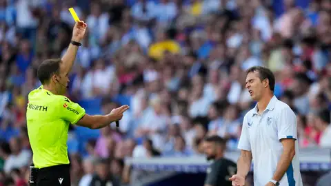El entrenador del Sevilla, Julen Lopetegui, es amonestado con una tarjeta amarilla durante el partido de LaLiga Santander que enfrentó a su equipo contra el Espanyol en el estadio RCDE de Barcelona.