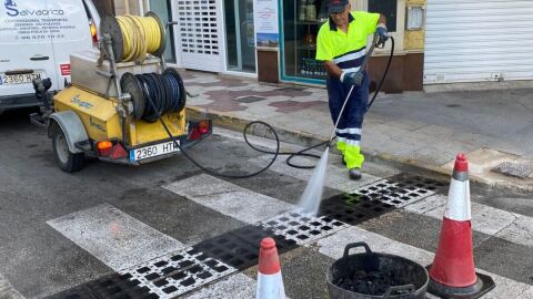 Tareas de limpieza en Santa Pola.