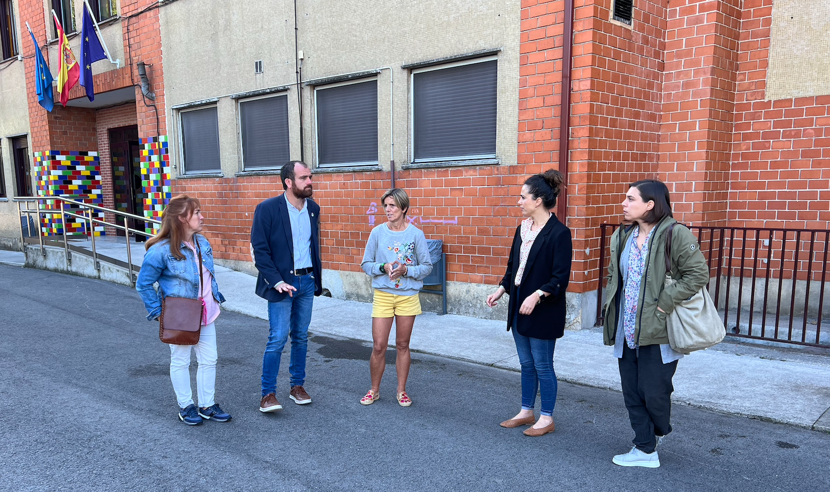 "La apertura del patio del colegio de Infiesto a los vecinos dará mucha vida a la localidad" "La apertura del patio del colegio de Infiesto a los vecinos dará mucha vida a la localidad"