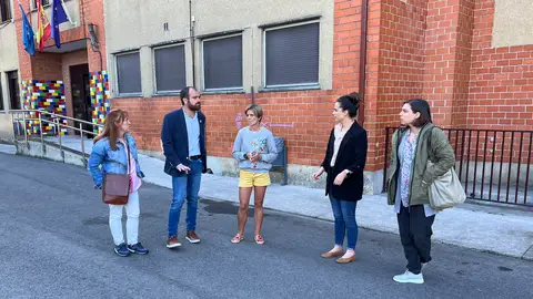 Concejala y Alcalde junto con la directora, Susana Álvarez, la jefa de estudios y presidenta de la Ampa Concejala y Alcalde junto con la directora, Susana Álvarez, la jefa de estudios y presidenta de la Ampa
