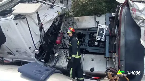 El camión cisterna volcó tras sufrir un accidente de tráfico