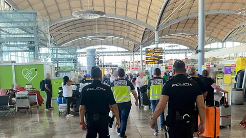 Agentes de la Policía Nacional en el Aeropuerto Alicante-Elche &#39;Miguel Hernández&#39;.