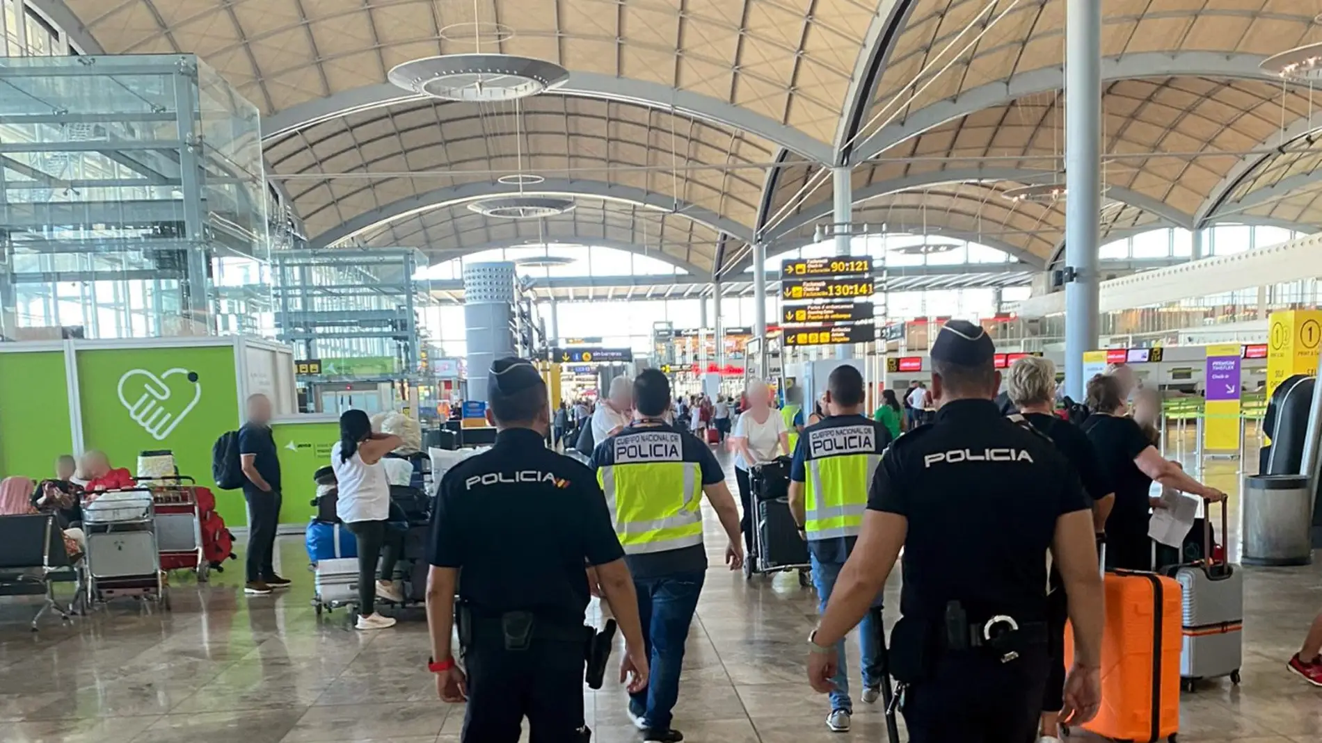 Agentes de la Policía Nacional en el Aeropuerto Alicante-Elche 'Miguel Hernández'.