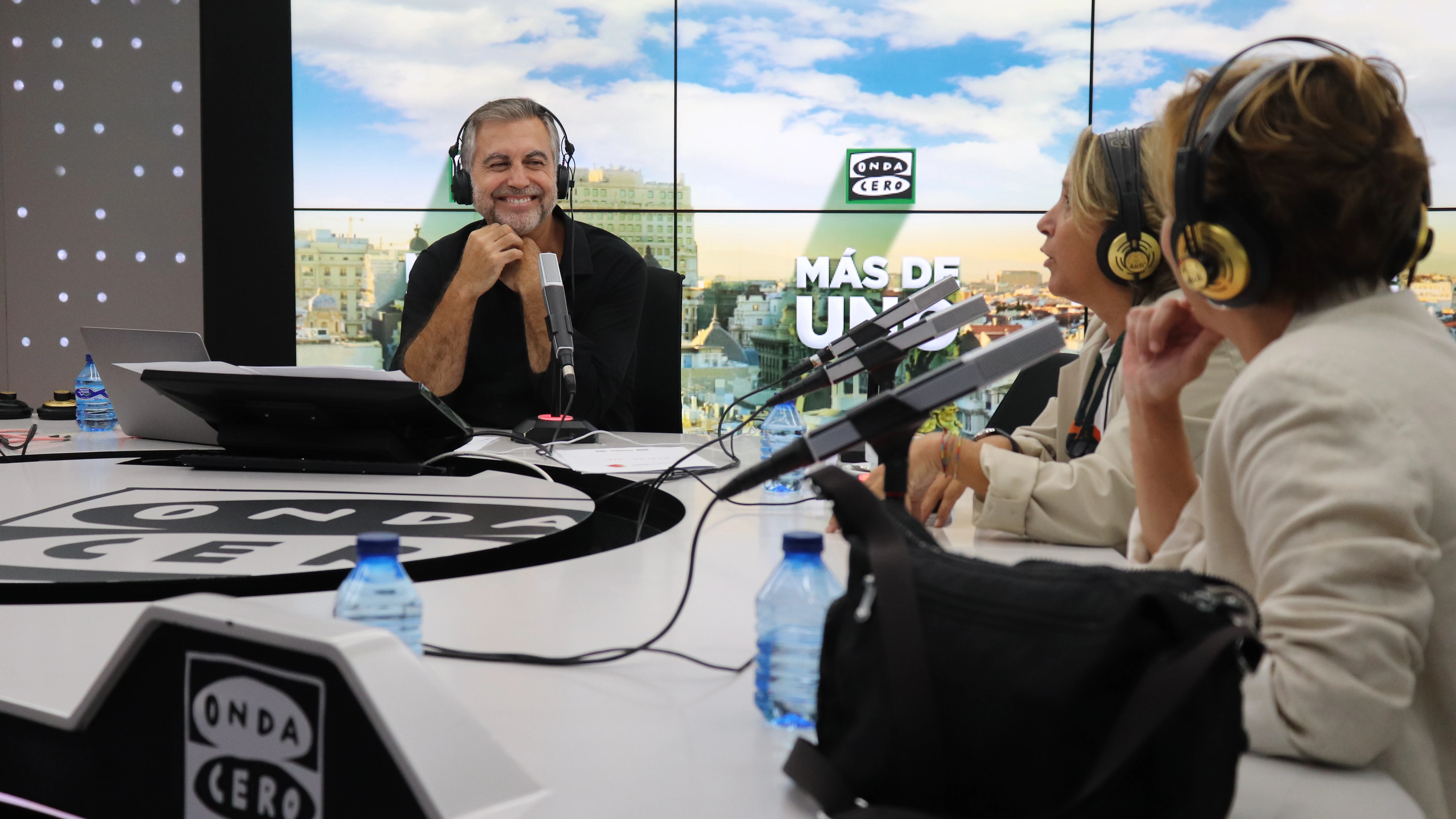 Paula y Ana Labordeta con Carlos Alsina