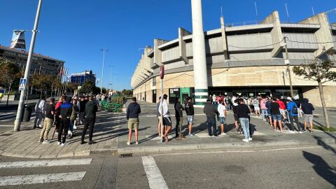 colas en las taquillas de El Sardinero antes del &Eacute;ibar-Racing