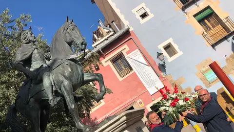 Ofrenda floral en la estatua ecuestre de Alfonso VIII