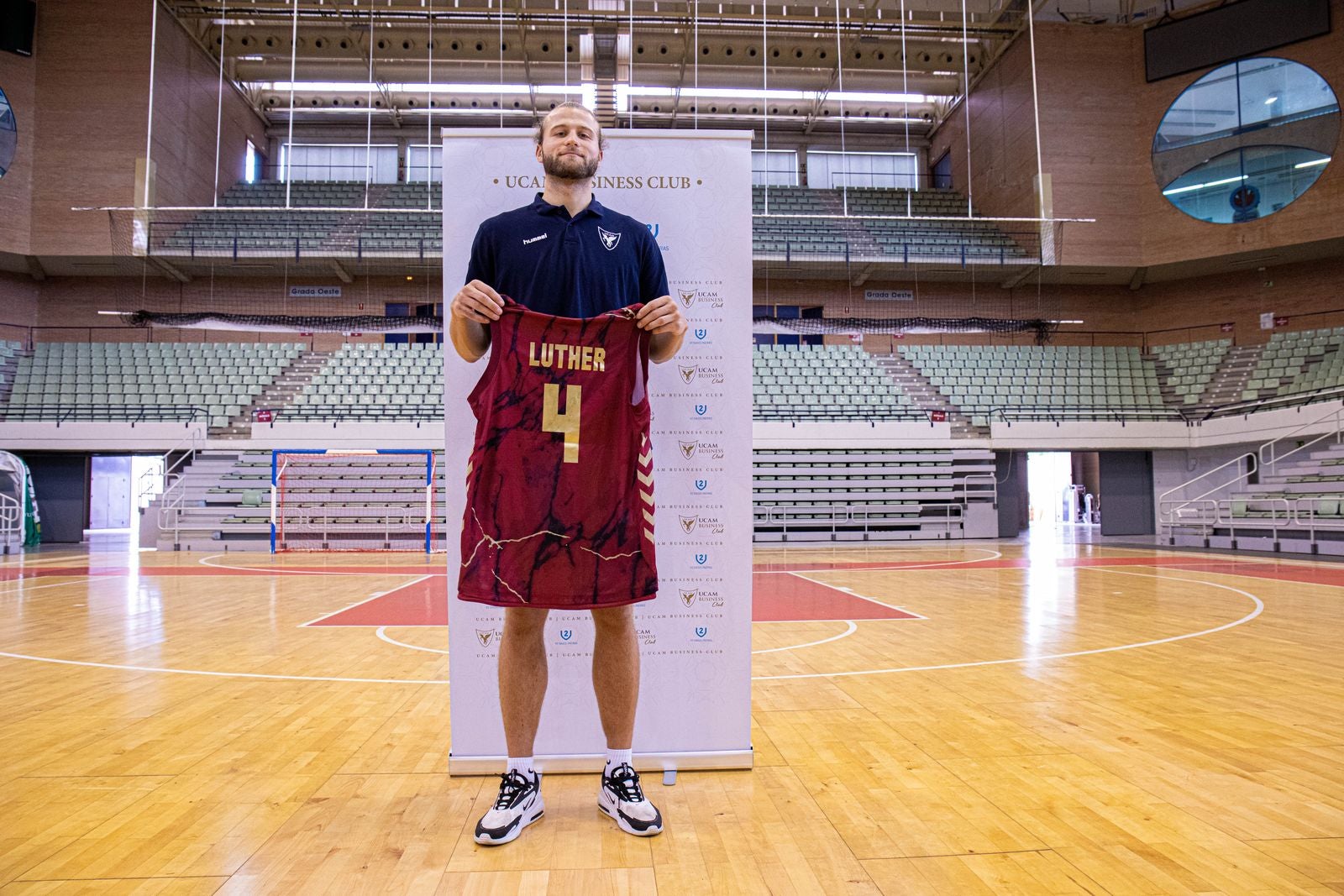 Ryan Luther muestra su ambición y compromiso con el conjunto universitario Ryan Luther muestra su ambición y compromiso con el conjunto universitario