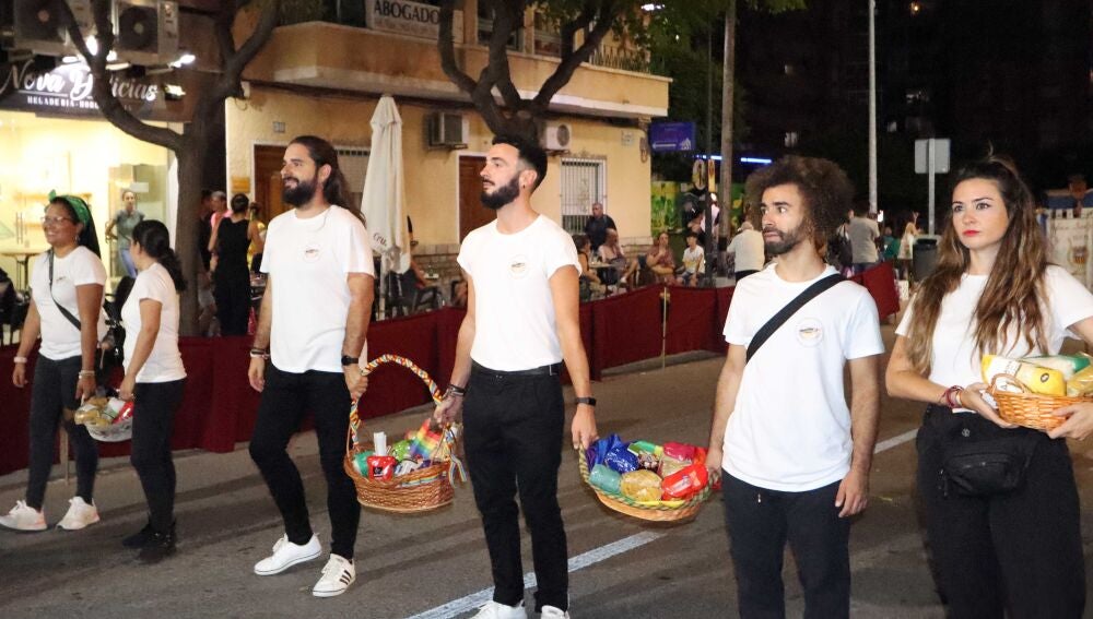 Un momento del desfile en la Ofrenda 