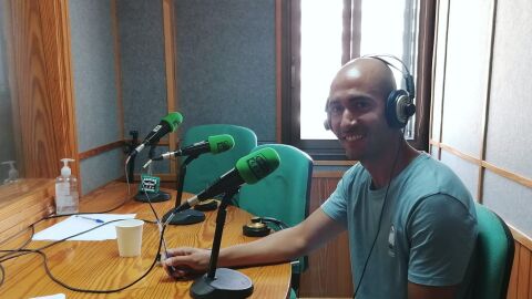 Roberto de Lope en el estudio de Onda Cero Ibiza y Formentera