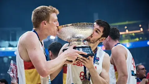 Alberto Díaz y Darío Brizuela, de Unicaja, campeones del Eurobasket Alberto Díaz y Darío Brizuela, de Unicaja, campeones del Eurobasket