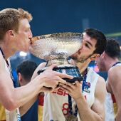 Alberto Díaz y Darío Brizuela, de Unicaja, campeones del Eurobasket