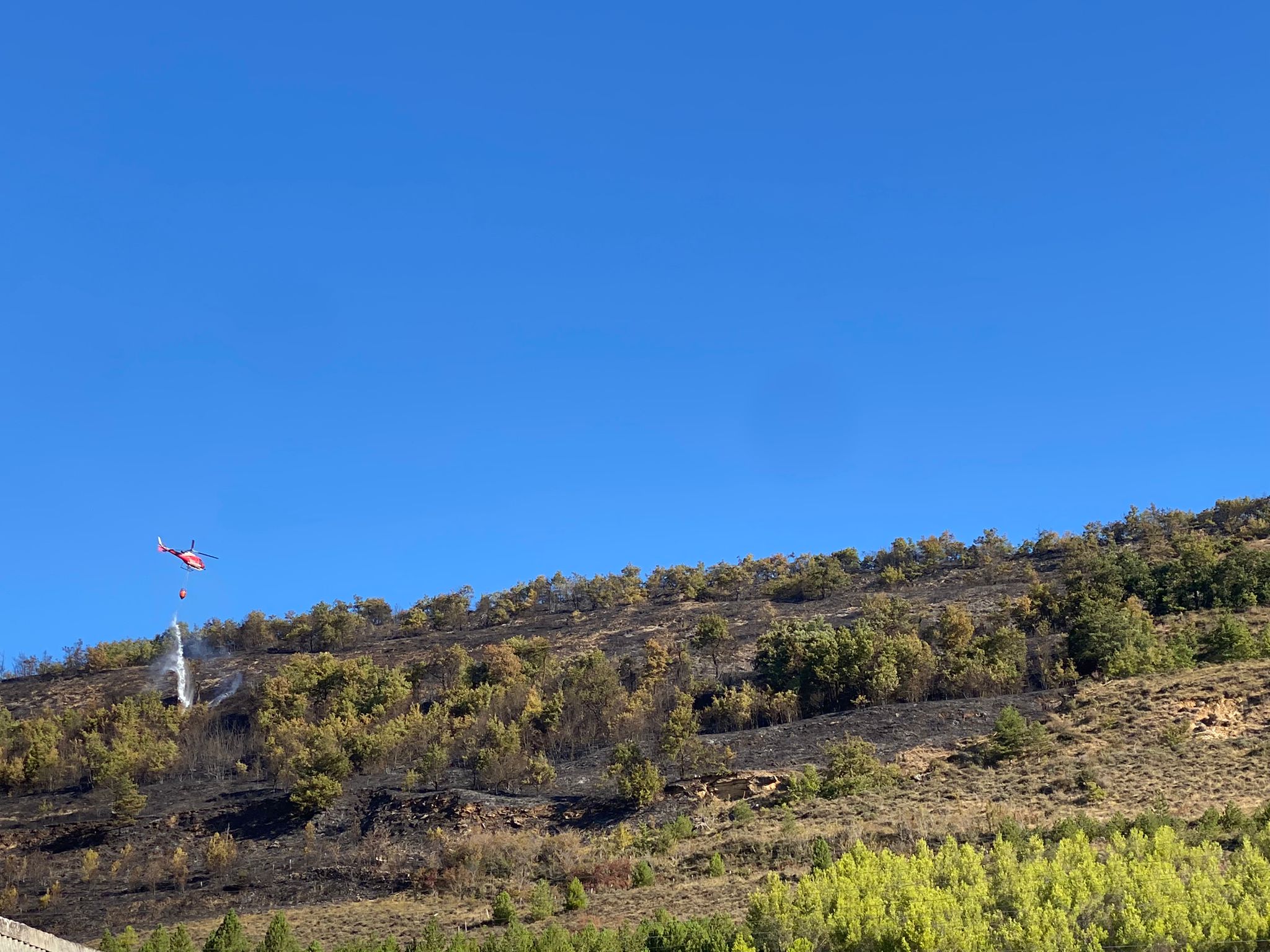 Los bomberos continúan con las labores de remate y refresco del incendio de Ezkaba Los bomberos continúan con las labores de remate y refresco del incendio de Ezkaba