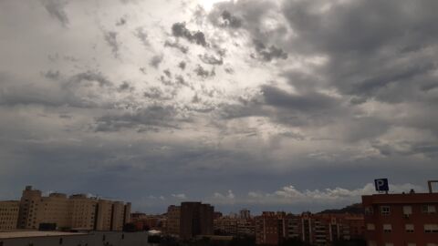 El cielo de Alicante a media mañana del miércoles 