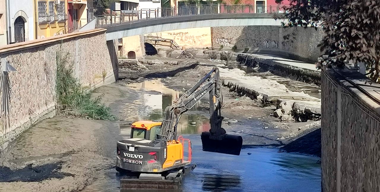 La CHS retira sedimentos en el cauce del río Segura a su paso por Orihuela La CHS retira sedimentos en el cauce del río Segura a su paso por Orihuela