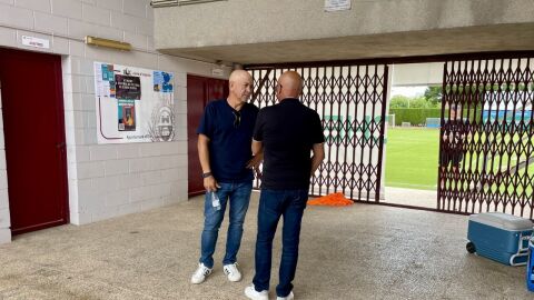 El exjugador y entrenador Claudio Barrag&aacute;n, junto al delegado del Elche, Paco Montoya
