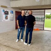 El exjugador y entrenador Claudio Barragán, junto al delegado del Elche, Paco Montoya