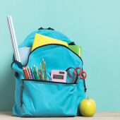 Los riesgos y problemas de que los niños carguen mucho peso en sus mochilas escolares
