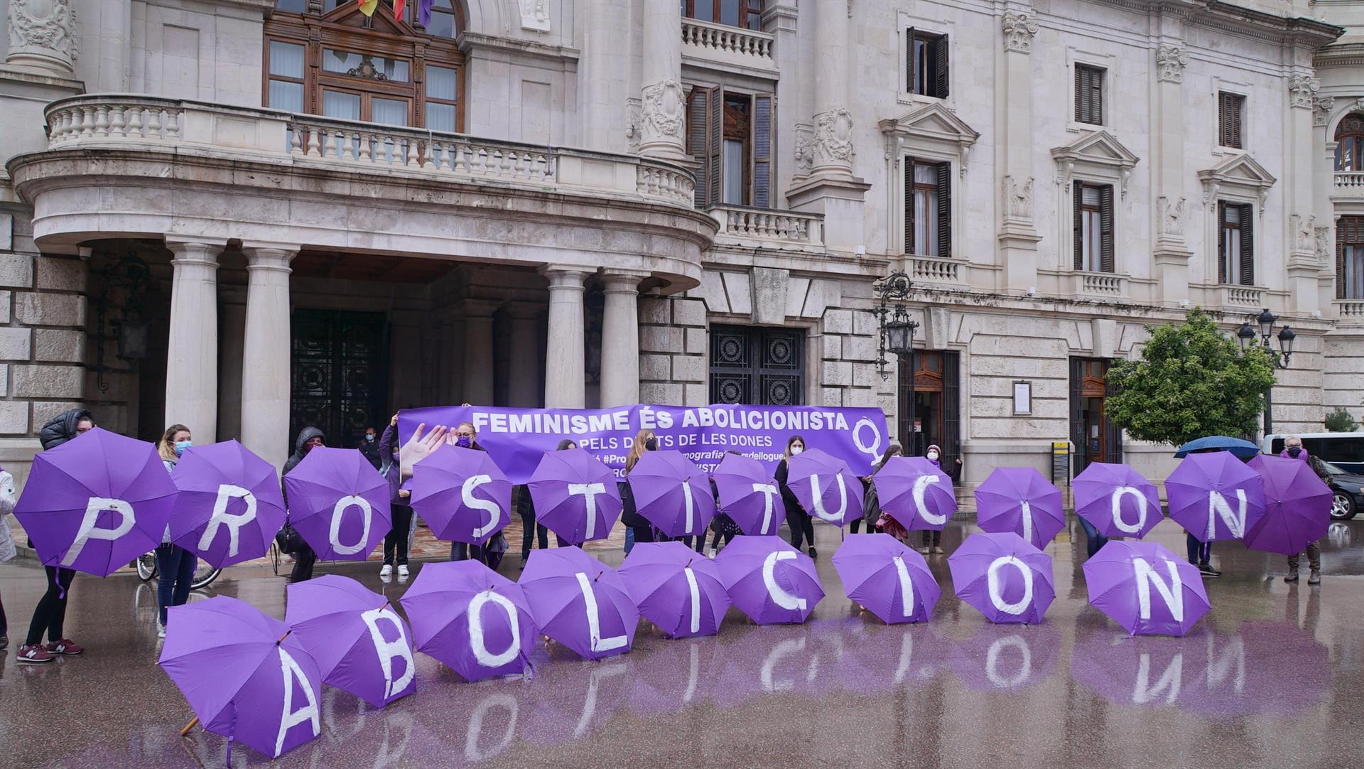 El Front Abolicionista protesta contra la prostitución y acusa a la Generalitat de no tomar medidas El Front Abolicionista protesta contra la prostitución y acusa a la Generalitat de no tomar medidas