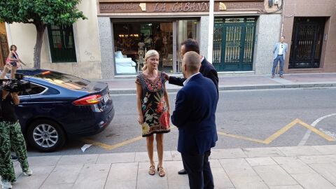 La consellera Gabriela Bravo llega al centro de congresos de Elche.
