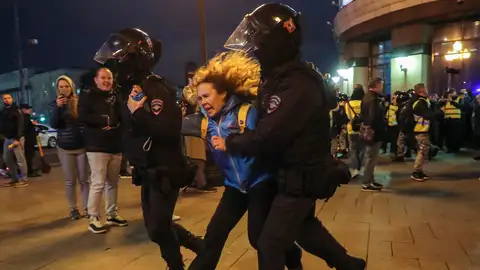 La policía detiene a una manifestante en Moscú tras el anuncio de movilización de Putin.