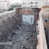 Imagen del techo de la iglesia derrumbado Imagen del techo de la iglesia derrumbado