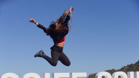 La actriz Carla Qu&iacute;lez, protagonista de 'La maternal', salta en el photocall del Festival de San Sebasti&aacute;n