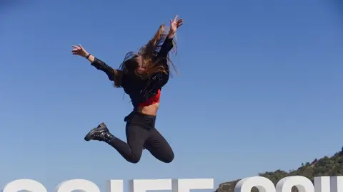 La actriz Carla Quílez, protagonista de 'La maternal', salta en el photocall del Festival de San Sebastián La actriz Carla Quílez, protagonista de 'La maternal', salta en el photocall del Festival de San Sebastián