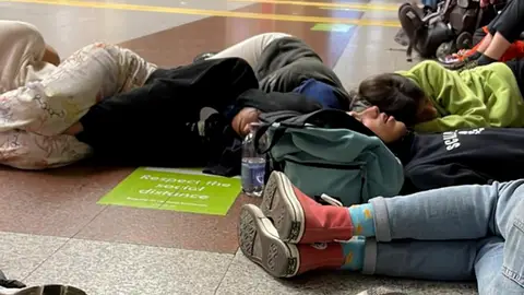 Estudiantes de Erasmus durmiendo en el suelo Estudiantes de Erasmus durmiendo en el suelo