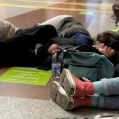 Estudiantes de Erasmus durmiendo en el suelo