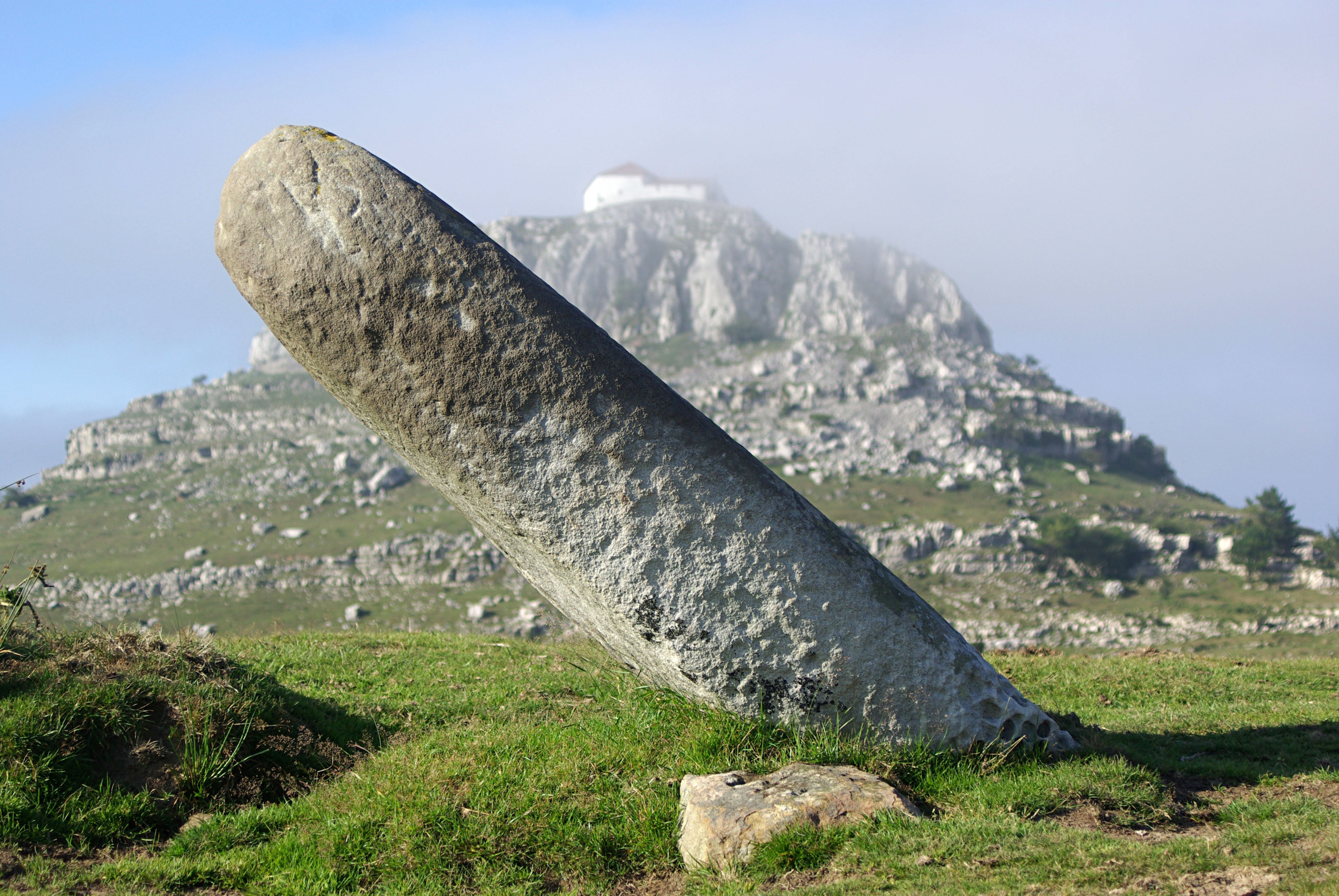 Patrimonio busca a los responsables del "atentado" contra el menhir de Guriezo Patrimonio busca a los responsables del "atentado" contra el menhir de Guriezo