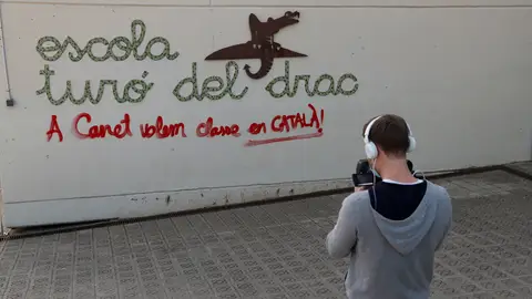 Un operador de TV toma imágenes en la escuela Turó del Drac de Canet de Mar (Barcelona).