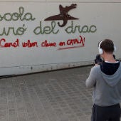 Un operador de TV toma imágenes en la escuela Turó del Drac de Canet de Mar (Barcelona).