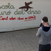 Un operador de TV toma imágenes en la escuela Turó del Drac de Canet de Mar (Barcelona). Un operador de TV toma imágenes en la escuela Turó del Drac de Canet de Mar (Barcelona).