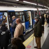 Personas con mascarilla en un andén del metro de Madrid