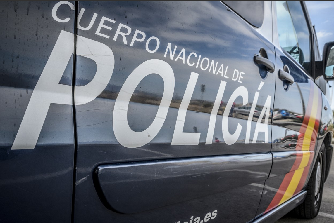Agentes de la Policía Nacional evitan que una mujer se lance desde la azotea de un edificio Agentes de la Policía Nacional evitan que una mujer se lance desde la azotea de un edificio