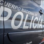 Agentes de la Policía Nacional evitan que una mujer se lance desde la azotea de un edificio 