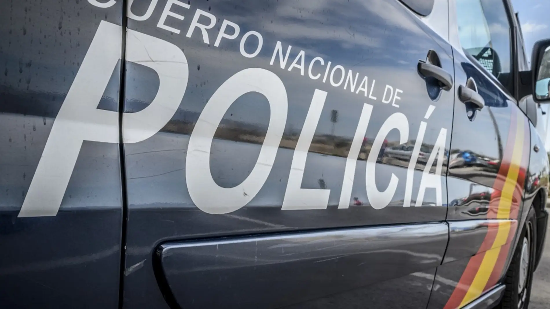 Agentes de la Policía Nacional evitan que una mujer se lance desde la azotea de un edificio 