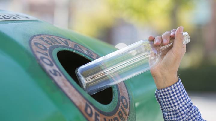 Por qué en Madrid no se podrán tirar botellas al contenedor por la noche Por qué en Madrid no se podrán tirar botellas al contenedor por la noche