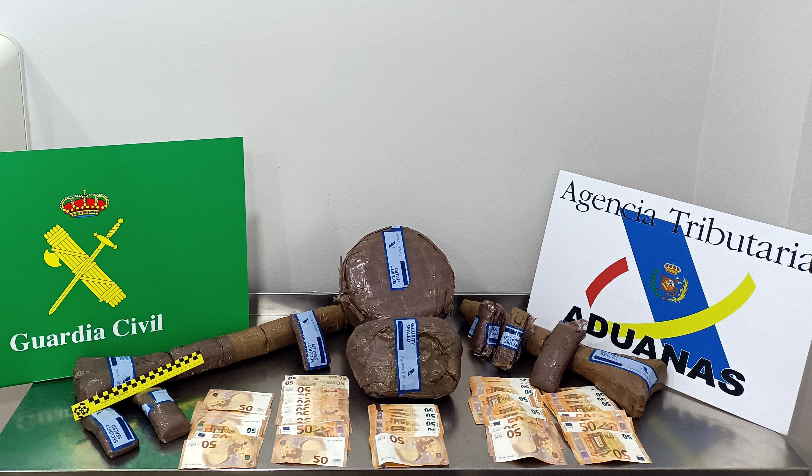 Tres británicos detenidos en el Puerto de Santander con 15,5 kilos de hachís Tres británicos detenidos en el Puerto de Santander con 15,5 kilos de hachís