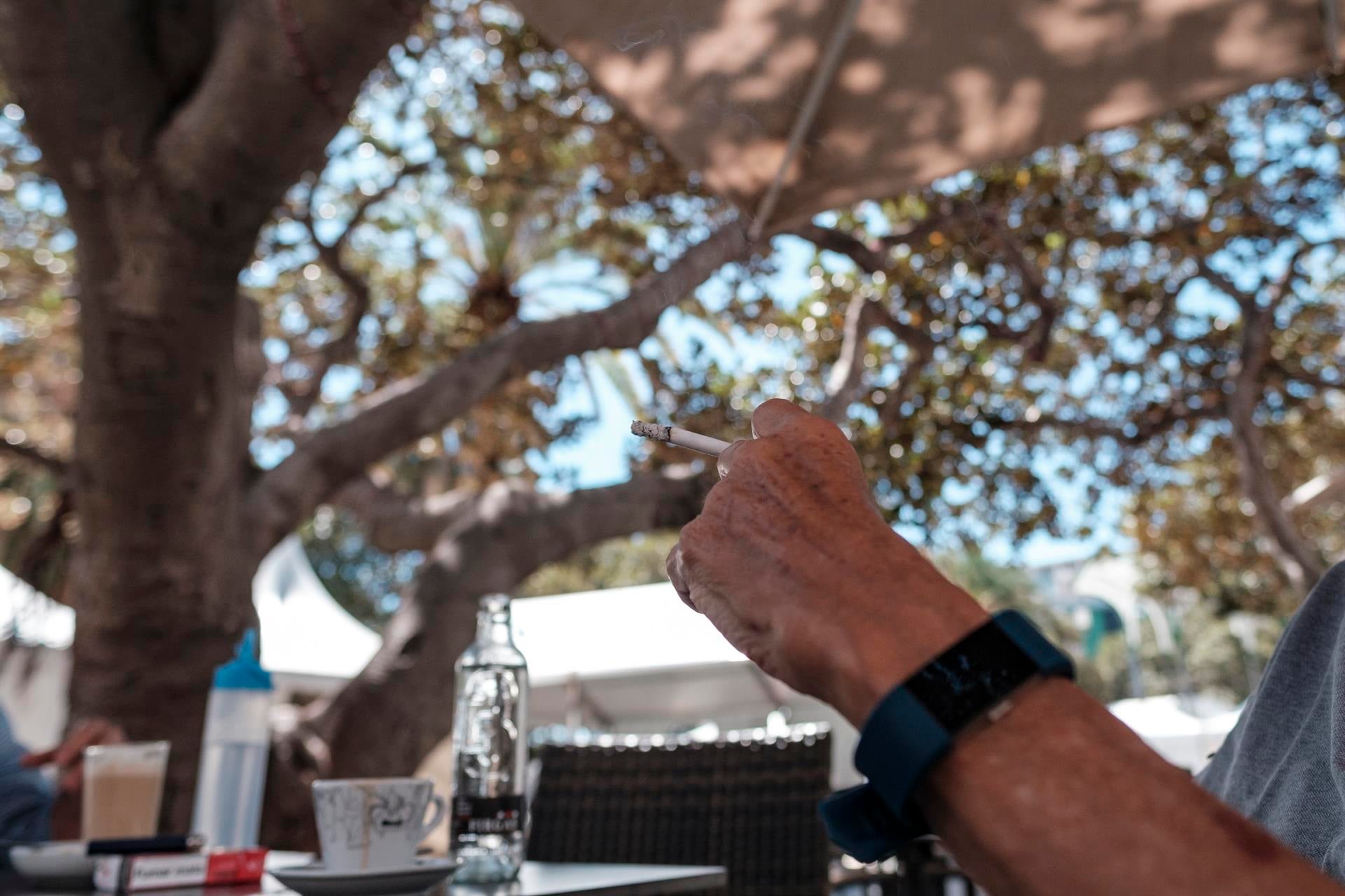 Cataluña prohibirá fumar en terrazas, paradas de autobús y entradas de escuelas Cataluña prohibirá fumar en terrazas, paradas de autobús y entradas de escuelas